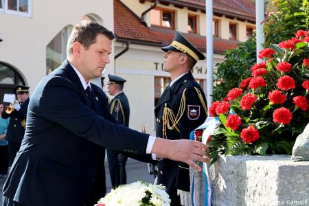 Ob 1. novembru smo se s polaganjem cvetja k osrednjim kamniškim spomenikom poklonili žrtvam vojn (21)